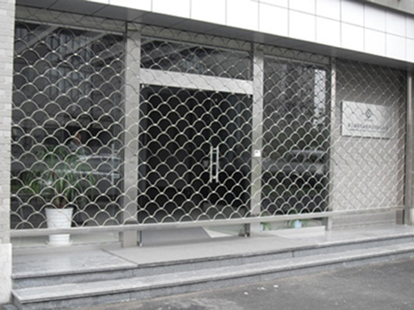 電動網(wǎng)型卷簾門