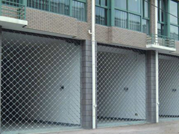 電動網(wǎng)型卷簾門